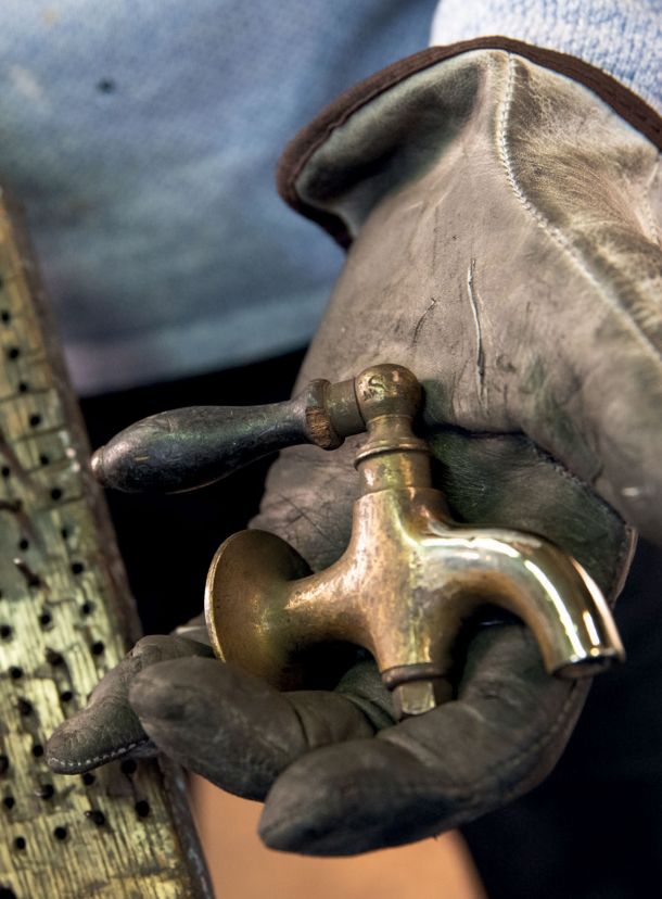 Nettoyage d'un robinet laiton de fourneau ancien à bois