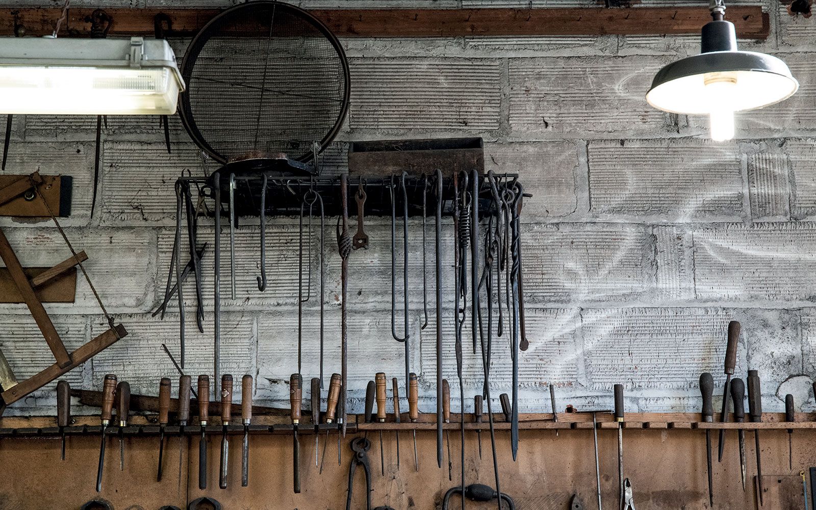 Vieux ustensiles pour le fumage et la cheminée