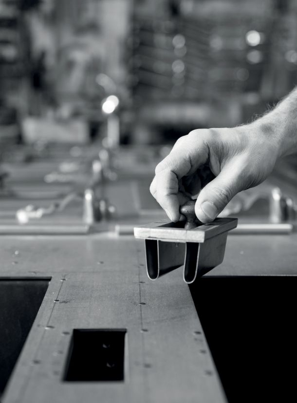 Pose d'une pièce de finition sur fourneau à bois