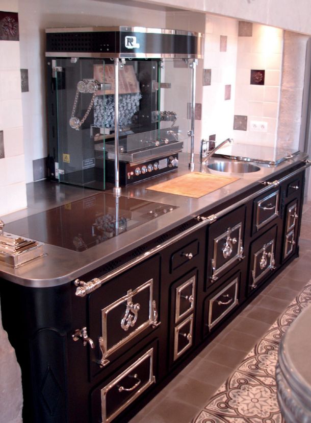 Fourneau bois avec bordure et main courante en laiton