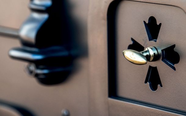 Face avant fourneau noir mat avec bouton laiton