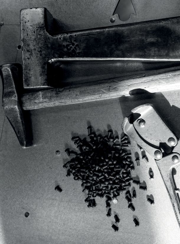 Outils de rivetage avec marteau et rivets acier noir