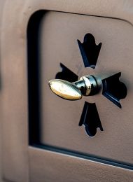 Poignée laiton sur fourneau à bois