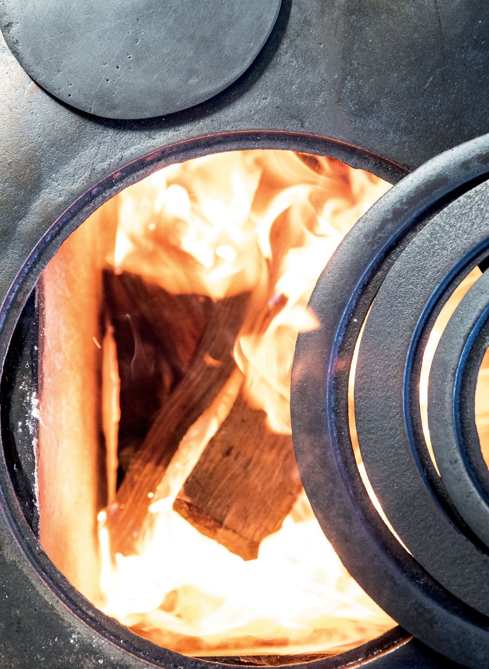 Plaques de fourneau avec feu incandescent