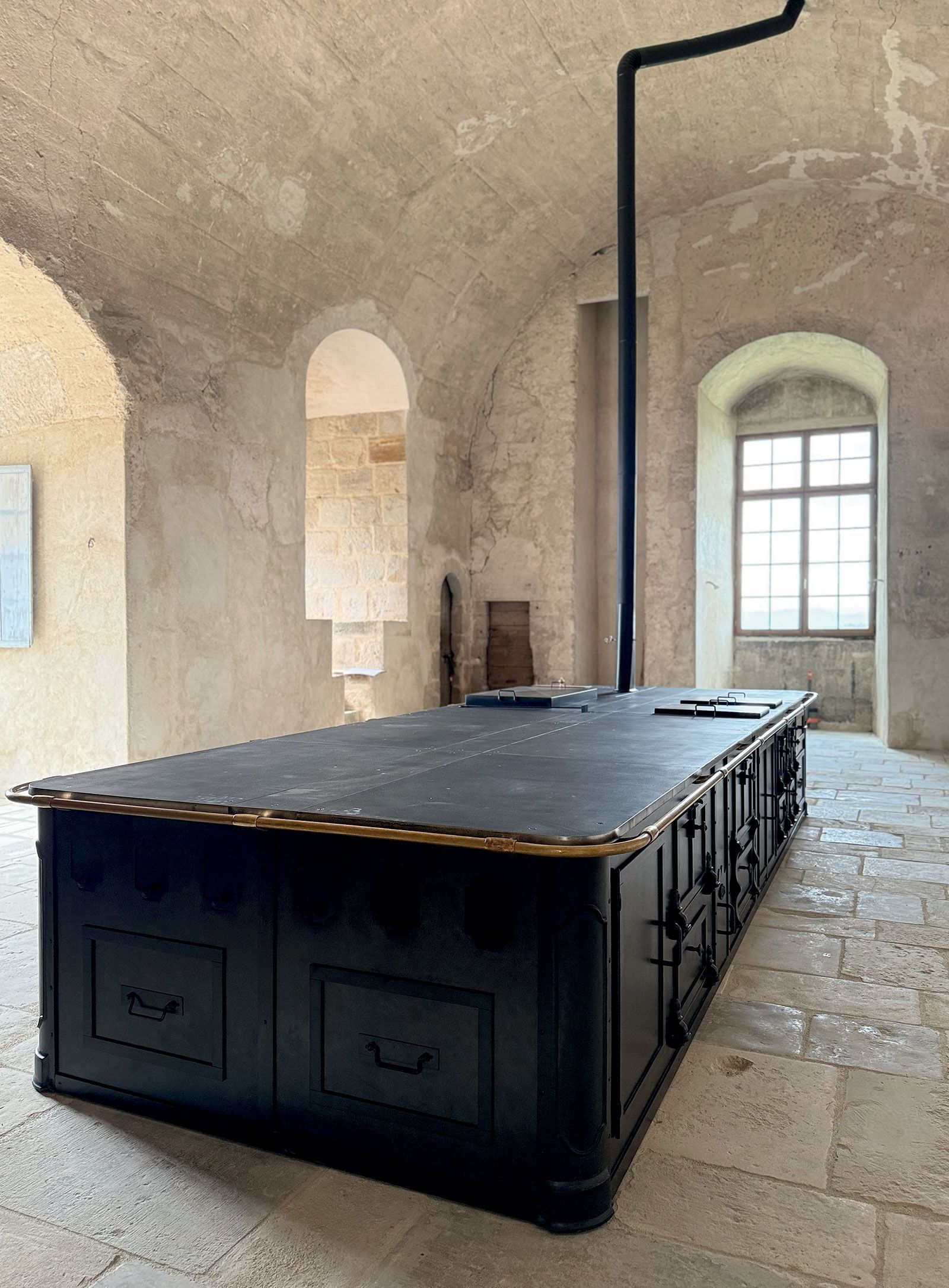 Grand fourneau de cuisson bois XXL dans la cuisine d'un château