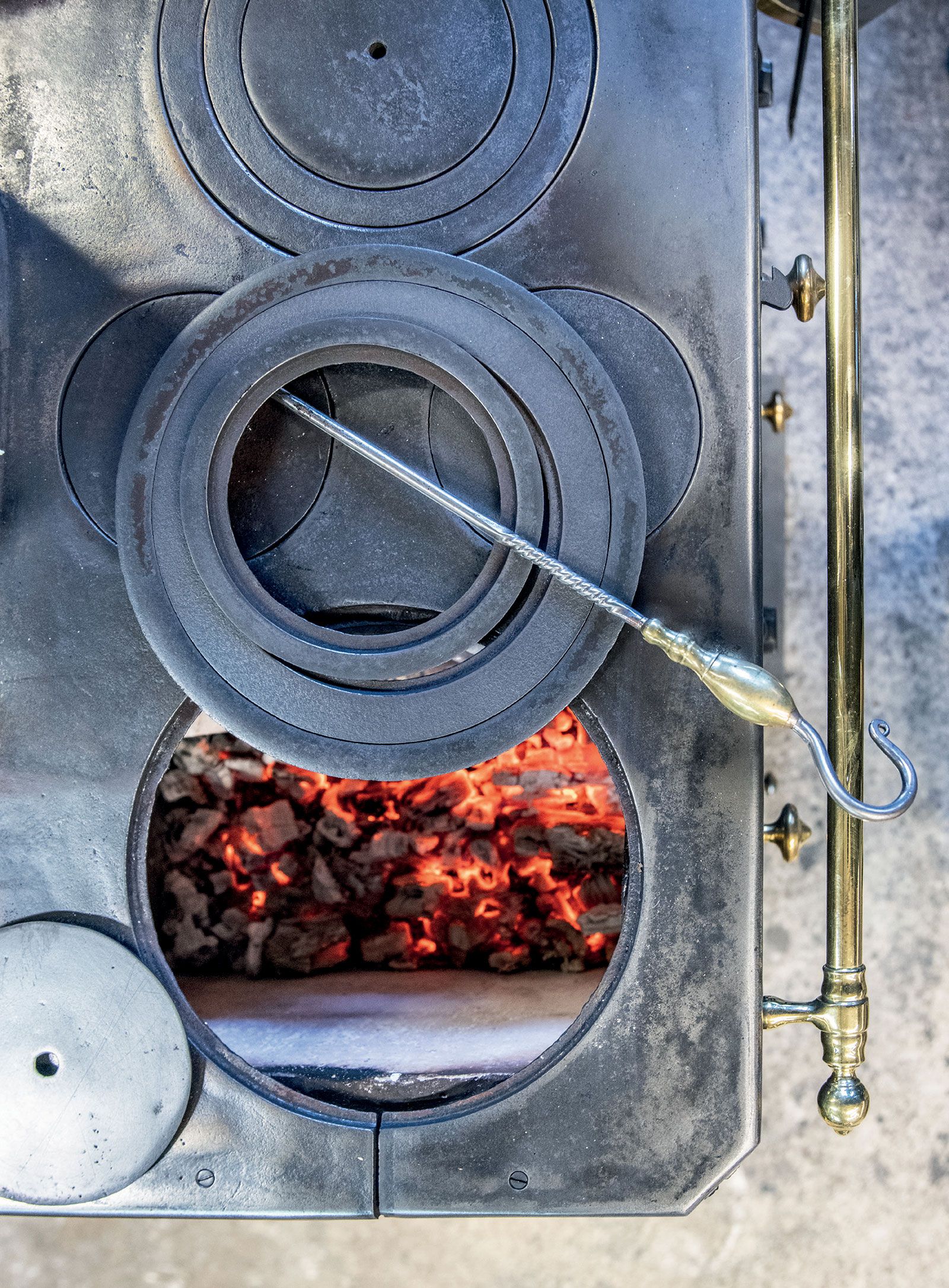 Dessus de fourneau avec vue sur la braise