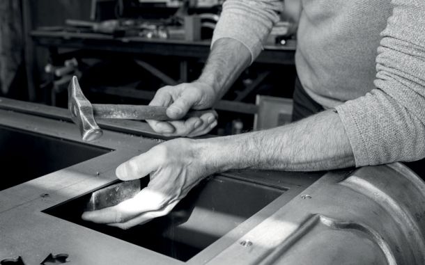 Pose de rivets sur fourneau à bois et restauration