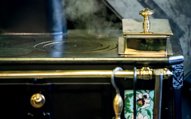 VUe avant d'un fourneau bois avec partie laiton