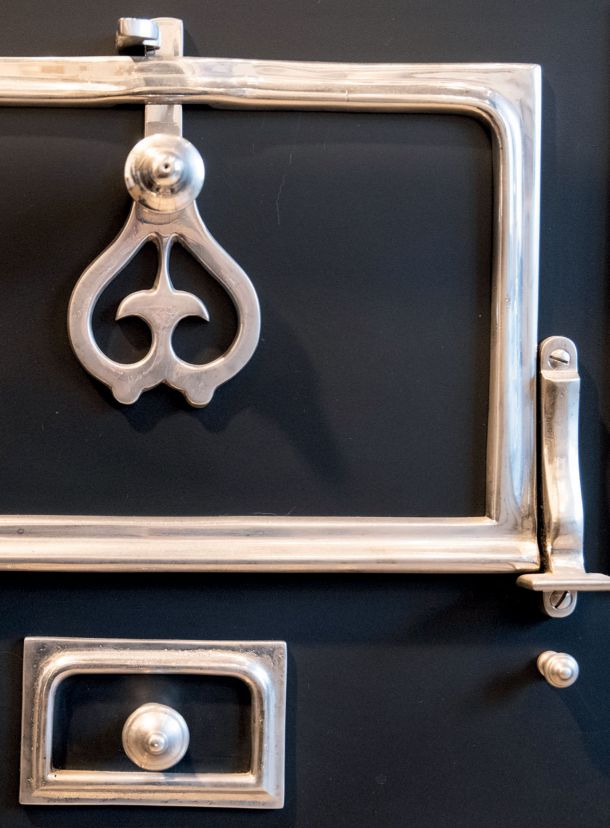 Face avant de fourneau noir mat avec bordure laiton