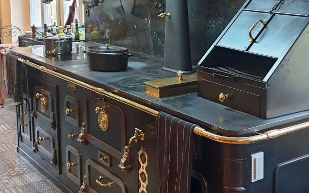 Fourneau à bois de cuisine avec range bois