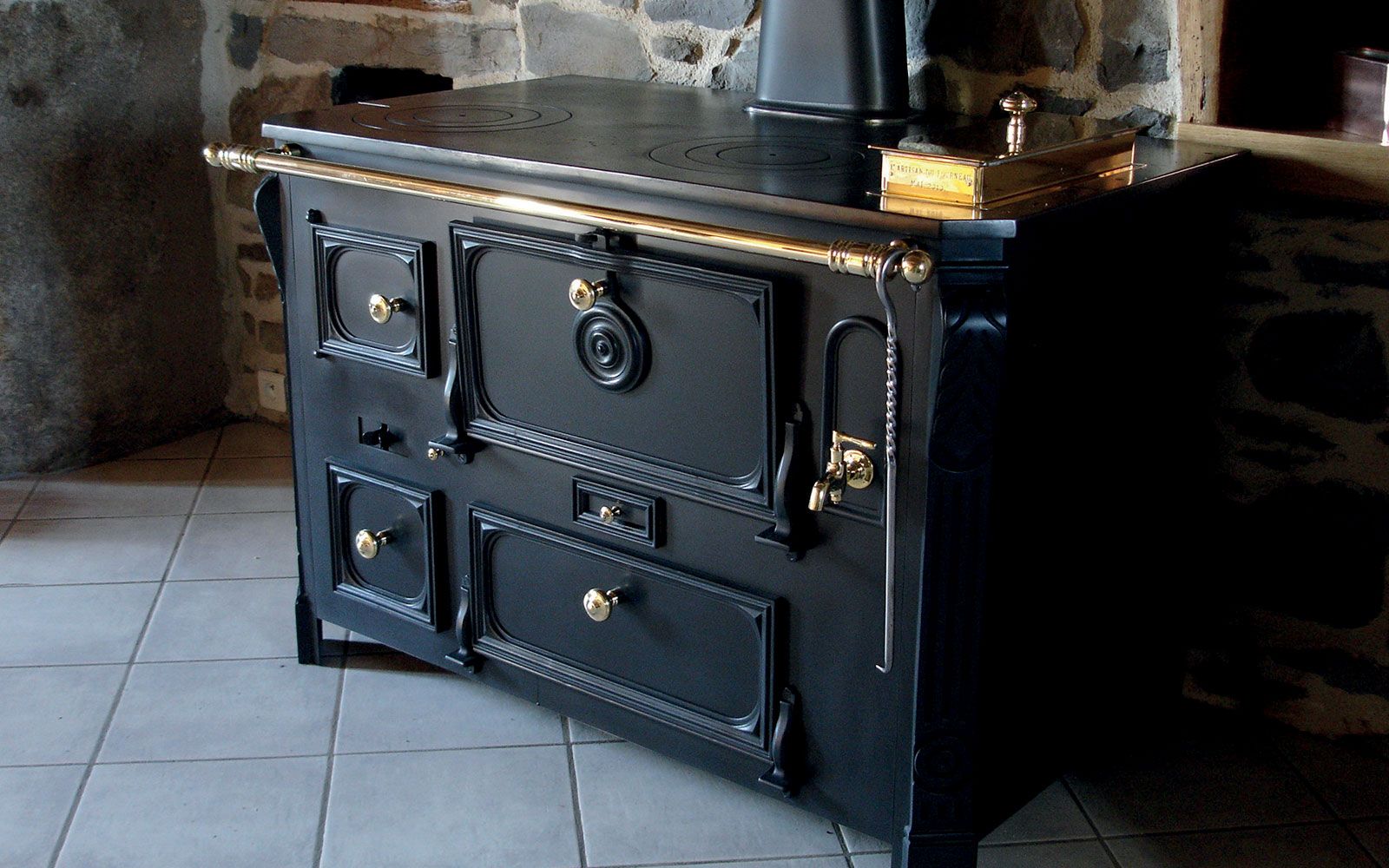 Fourneau à bois de couleur noir mat