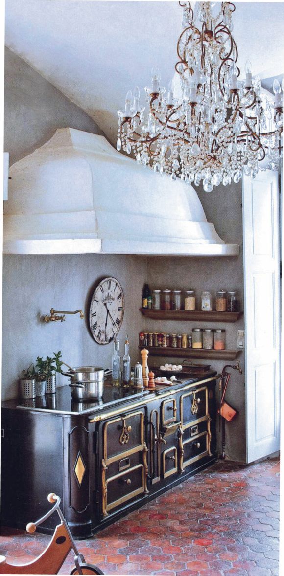 Fourneau à bois au milieu de la cuisine