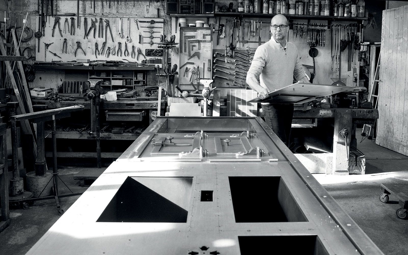 Pose d'une porte sur un fourneau bois