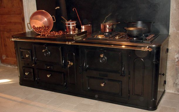 Fourneau bois de cuisson avec châtaignes