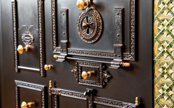 Face avant de fourneau noir et céramique