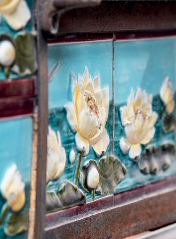 Carreau céramique avec fleur blanche sur fond bleu