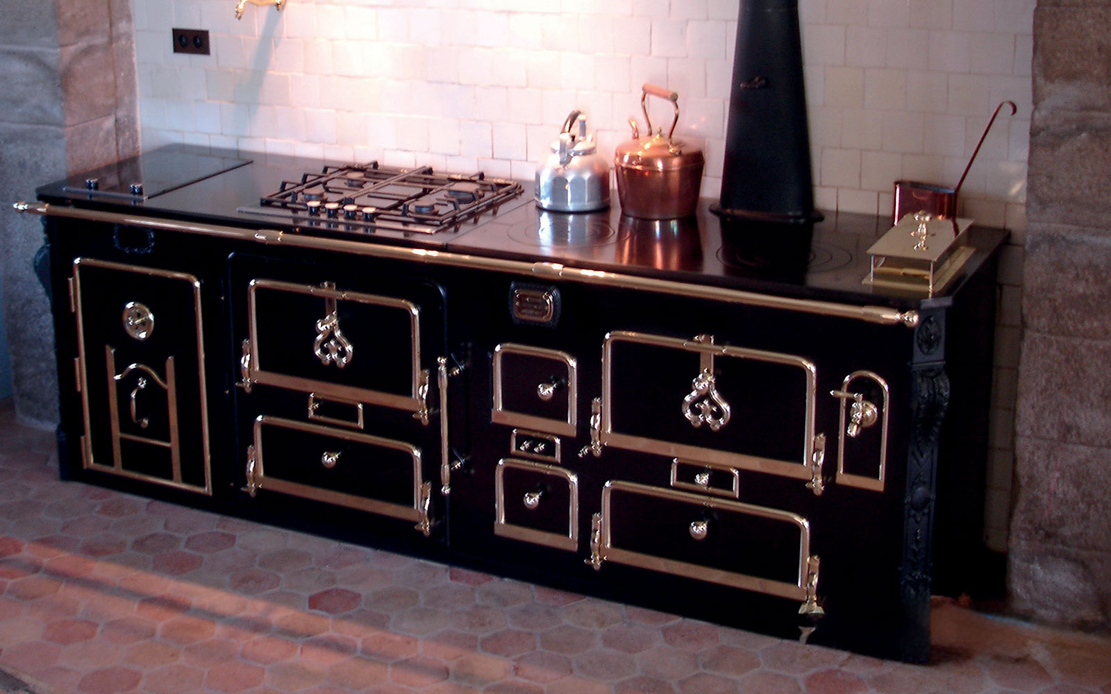 Fourneau bois avec piano de cuisson induction et gaz