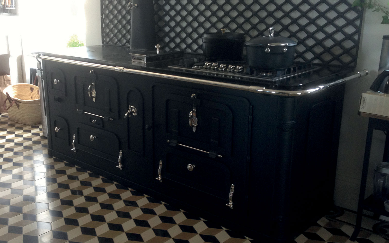 Fourneau bois avec sol en carrelage damier