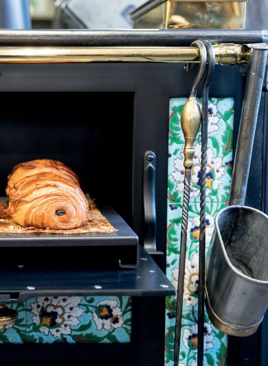 Pain au chocolat dans un fourneau à bois